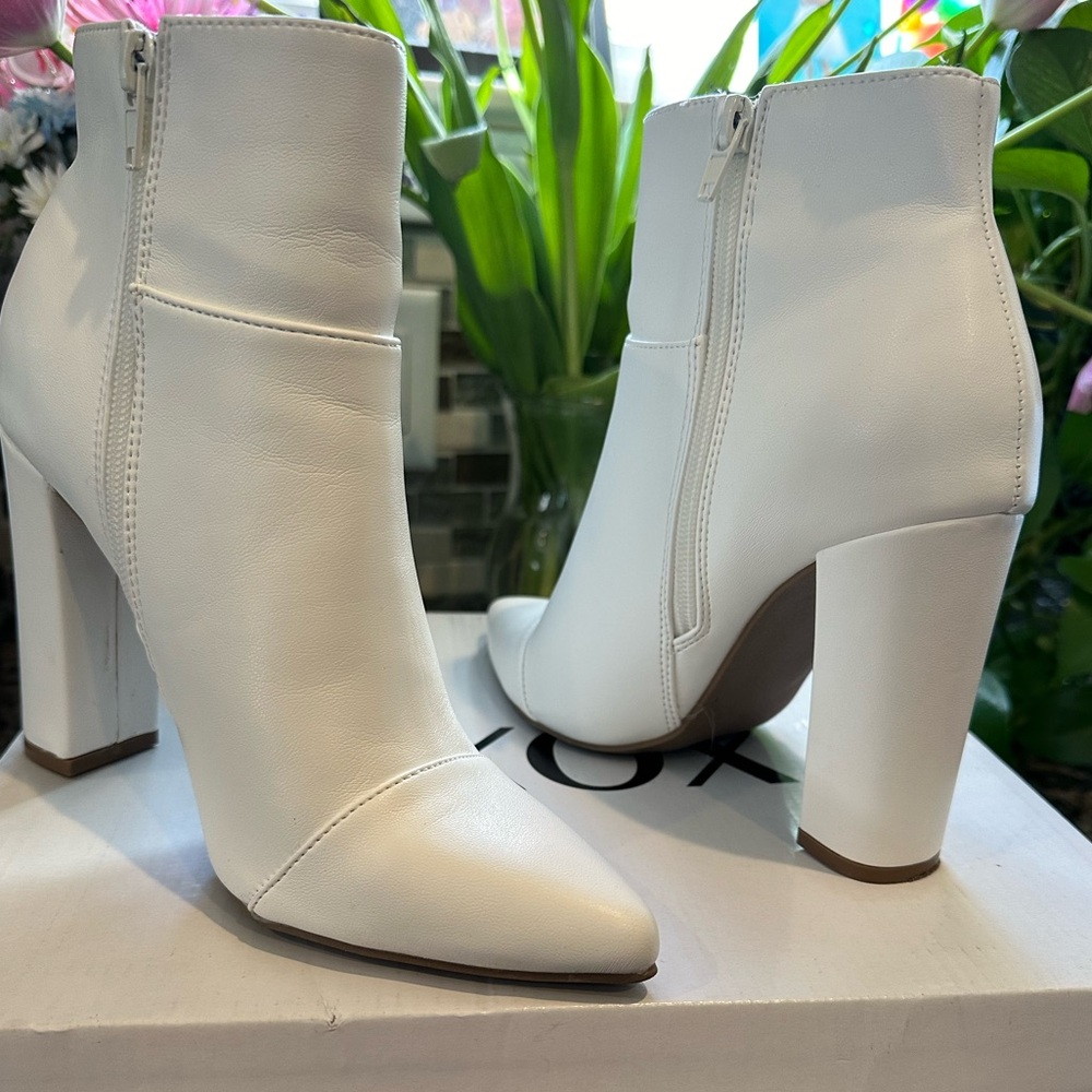 Fedela  XOXO white  leather Ankle Boots Size 6.5